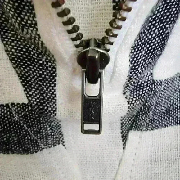 Soft Surroundings Women's Gray White Striped Cold Shoulder Casual Top Size M - Picture 8 of 11